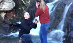 Cầu hôn bên thác nước, cặp đôi xui xẻo đánh rơi mất nhẫn