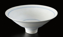 Chiêm ngưỡng bát sứ 'xoàng xĩnh' có giá sốc 5 tỷ đồng