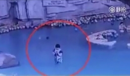 Mẹ mải nhắn tin, con 4 tuổi suýt chết đuối ở hồ bơi