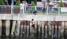 Người đàn ông đánh vợ rồi nhảy xuống kênh Nhiêu Lộc trốn công an