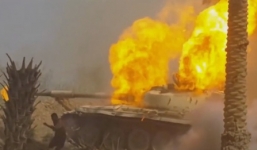 Video: Xe tăng bốc cháy, lính Iraq cuống cuồng tháo chạy