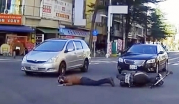 Xe máy bị ôtô húc văng vì rẽ quá muộn