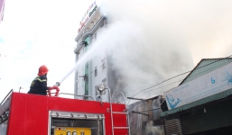 Đồng Nai: Cháy kho hàng đang lan sang quán karaoke