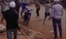 Hai nhóm thanh niên mang dao rựa rượt chém nhau giữa đường