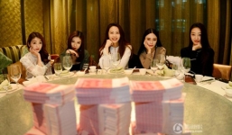  Công ty “chơi trội” thưởng cả cọc tiền cho nữ MC xinh đẹp