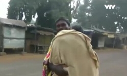 Xót xa người cha cõng thi thể con gái 15 km đi an táng