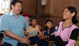 Bí thư Thăng dùng tiền không bắn pháo hoa tặng quà cho người nghèo đón Tết