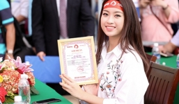 Hoa hậu Mỹ Linh, Á hậu Thanh Tú xinh tươi rạng rỡ đi hiến máu