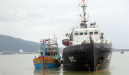 Tàu Hải quân Vùng 3 cứu 10 ngư dân trôi dạt trên biển