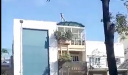 Thanh niên nghi ngáo đá, cởi quần áo gây náo loạn trên nóc nhà 3 tầng