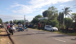 Taxi kéo lê xe máy 20m, 3 người thương vong