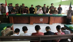 Bé gái 14 tuổi bị 14 thanh niên hãm hiếp tập thể đến chết