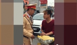 Thanh niên chở gas cãi cùn với cảnh sát giao thông