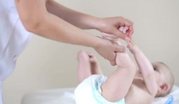  Chê cháu xấu, bà mang cháu sơ sinh đến trả lại cho bệnh viện