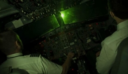 Máy bay bị chiếu laser khi chuẩn bị hạ cánh tại Nội Bài