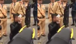 CSGT yêu cầu xuất trình giấy tờ, phượt thủ quỳ gối, đòi đốt xe ăn vạ