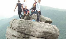 Nhóm thanh niên đùa giỡn tử thần trên mỏm núi chênh vênh