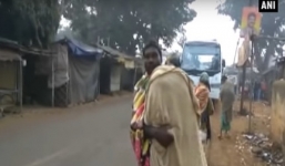 Video: Cha vác thi thể con gái đi bộ hơn 10km từ bệnh viện về nhà