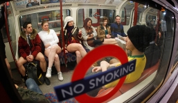 Hành khách tại ga tàu điện ngầm ở Anh đồng loạt không mặc quần