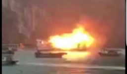 Tàu du lịch Hạ Long chở 21 người bốc cháy dữ dội