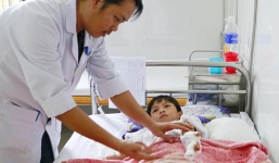 Bé trai 8 tuổi mất 2 ngón tay vì tự chế pháo