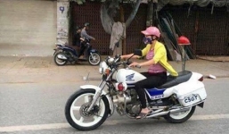 Cô gái mặc áo vàng, đi dép lê lái xe tuần tra của CSGT nói gì?