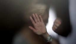 Cưỡng hiếp không thành, bốn gã đàn ông cắt tai cô gái để dằn mặt