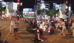 2 ông Tây thổi còi điều tiết giao thông ở Sài Gòn gây sốt cộng đồng mạng