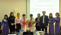 Tuyên dương 2 học sinh nhặt được tiền trả lại người đánh rơi - 