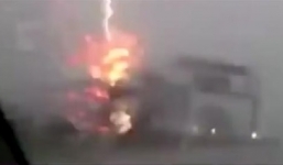 Xe tải bị sét đánh cháy đỏ rực trên đường cao tốc