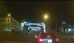 Thanh niên đi SH vượt đèn đỏ, giơ chân đạp ôtô để giành đường