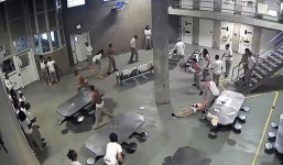 Video cảnh hỗn chiến giữa hai nhóm tù nhân trong nhà tù lớn nhất nước Mỹ