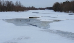 Video: Khúc sông dài 492 km biến thành sân trượt băng khổng lồ