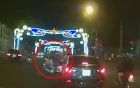 Video: Nam thanh niên chạy SH vượt đèn đỏ còn giơ chân đạp ô tô