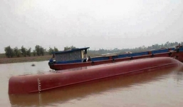 Lật tàu chở đá khiến chồng chết, vợ mất tích