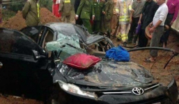 Xe con bị container đè bẹp, tài xế chết trong cabin