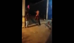 Cặp đôi khỏa thân cưỡi ngựa trong đêm gây náo loạn ở Colombia