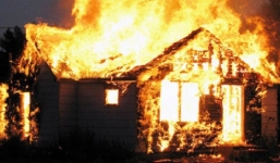 Nghi án cha tưới xăng lên người 2 con rồi châm lửa đốt