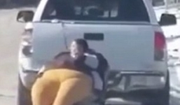 Cô gái bị kéo sau xe tải vì không thể ngồi vừa xe gây chú ý dân mạng