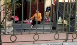 Người phụ nữ vật ngửa trẻ để đút ăn là người 'mát tay'