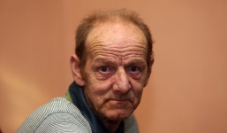 Ông lão mù bị cắt phúc lợi vì không đọc thư của chính quyền