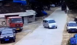 Thót tim pha thoát chết của xe máy trước đầu ôtô