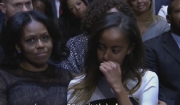 Video: Con gái Obama bật khóc trong bài diễn văn của cha