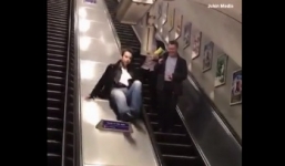 Video: Ngã lộn nhào vì say rượu làm xiếc trên thang máy ga tàu điện