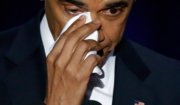 Video: Obama rơi nước mắt khi nói về vợ trong bài phát biểu chia tay