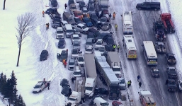 Khoảnh khắc gần 100 chiếc ô tô đâm nhau liên hoàn trên cao tốc do tuyết rơi