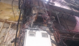 Video: Bốt điện phát nổ, cháy bùng bùng