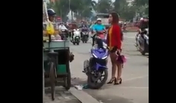 Chàng trai bị bắt cởi đồ và màn chia tay xôn xao giữa phố