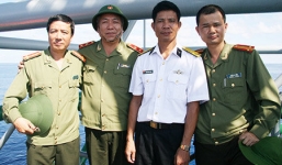 Trung tá nhà giàn bị đau quặn thận được về đất liền cấp cứu kịp thời