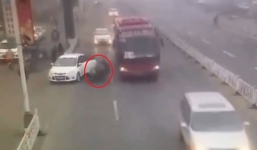 Mở cửa bất cẩn, tài xế ô tô khiến một phụ nữ tử vong tại chỗ